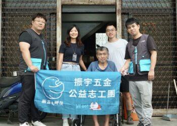 志工攜帶專業五金工具到場，針對現場環境評估合適的修繕方式。