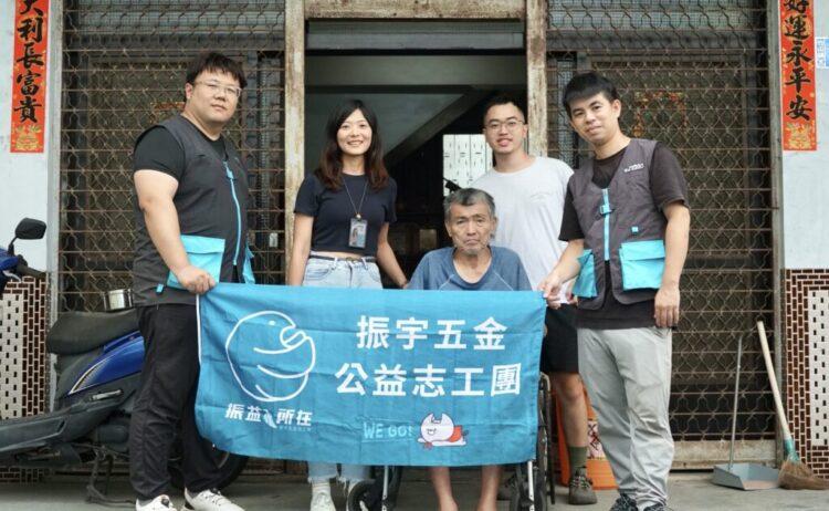 志工攜帶專業五金工具到場，針對現場環境評估合適的修繕方式。