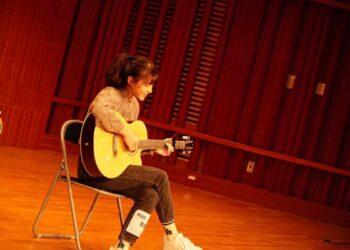 在校學習-參加歌唱比賽、自彈自唱的依珊