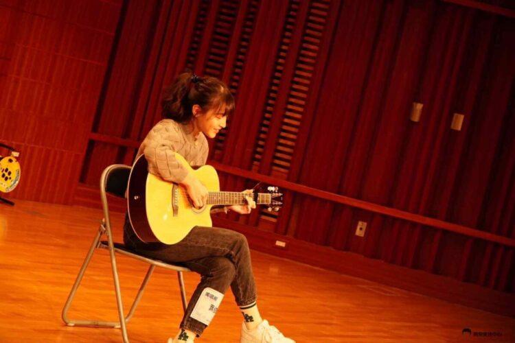 在校學習-參加歌唱比賽、自彈自唱的依珊