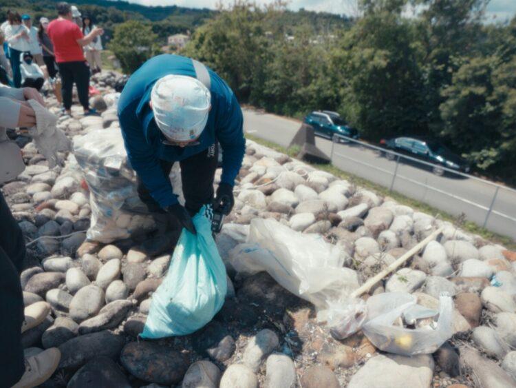 圖說:生態貓食品牌「貪貪Munchee」攜手台灣石虎保育協會,號召近30位民眾舉辦淨溪活動,清出逾26公斤垃圾。(資料來源:貪貪Munchee)