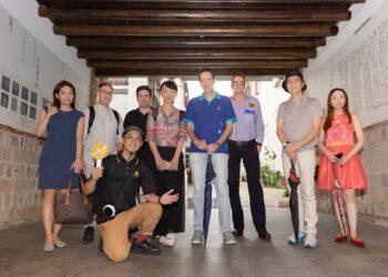 圖說：歐洲商會執行長Freddie Höglund（中）與會員們，共同參加由飛亞旅行社MyTaiwanTour客製化舉辦的大稻埕老街文化導覽。（資料來源：飛亞旅行社）