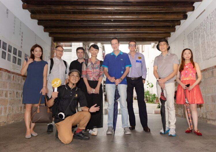 圖說:歐洲商會執行長Freddie Höglund(中)與會員們,共同參加由飛亞旅行社MyTaiwanTour客製化舉辦的大稻埕老街文化導覽。(資料來源:飛亞旅行社)