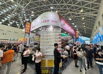 高雄國際旅展於高雄展覽館盛大開幕，旅客爭搶便宜優惠預備下半年旅遊（圖-挪威森林旅館集團