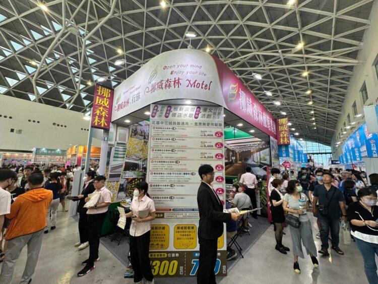 高雄國際旅展於高雄展覽館盛大開幕,旅客爭搶便宜優惠預備下半年旅遊(圖-挪威森林旅館集團
