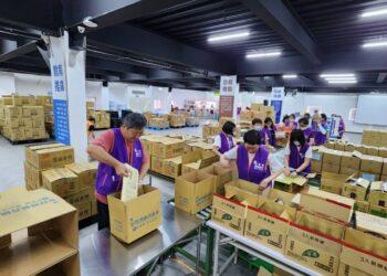 在協會的號召下，大批志工熱情投入包裝工作，不辭辛勞，只為讓物資盡快送達災民手中。-3