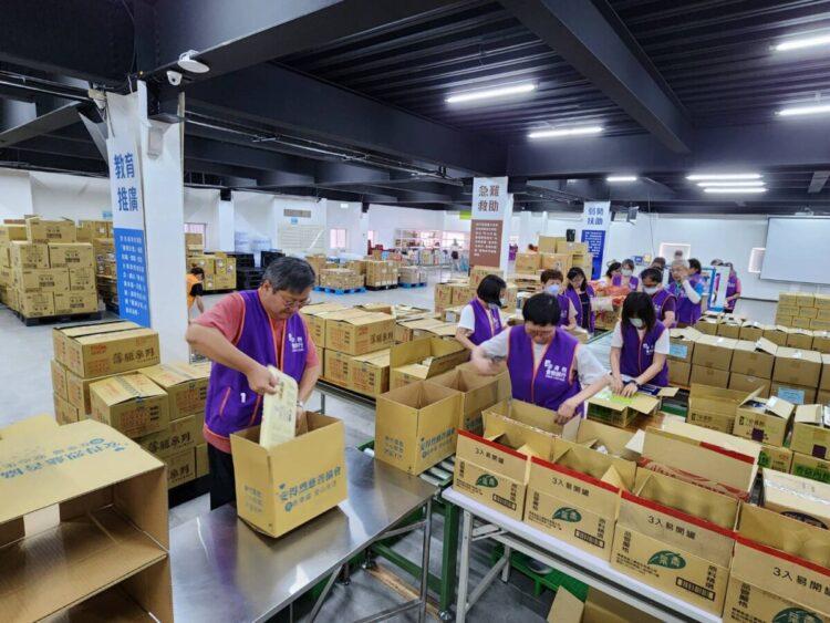 在協會的號召下，大批志工熱情投入包裝工作，不辭辛勞，只為讓物資盡快送達災民手中。-3