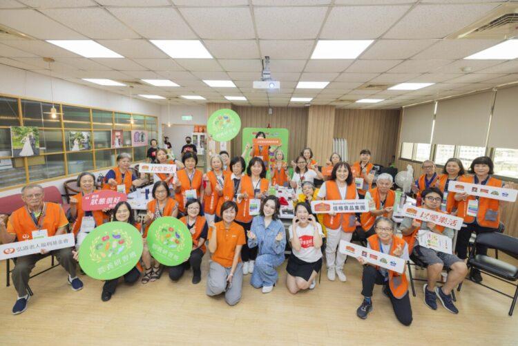 閻奕格出席佳格食品與弘道老人基金會共同開辦的樂齡營養教育活動擔任「陪伴者」,透過歌聲與陪伴,引導樂齡族群認識營養、擁抱健康。