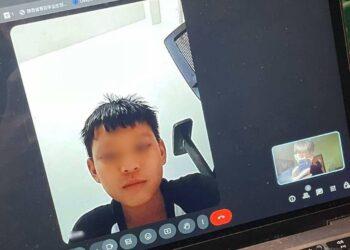 孩子使用數位家教資源認真參與線上課程 (11)