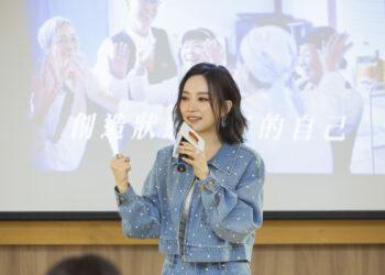 歌手閻奕格日前出席佳格食品品牌活動，獻唱合作的《前途》影片主題曲「愛的代價」，鼓勵樂齡志工關注身心健康、多走出來與社會互動，創造美好前途。