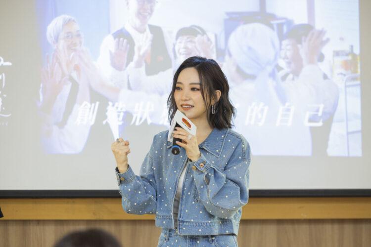 歌手閻奕格日前出席佳格食品品牌活動,獻唱合作的《前途》影片主題曲「愛的代價」,鼓勵樂齡志工關注身心健康、多走出來與社會互動,創造美好前途。