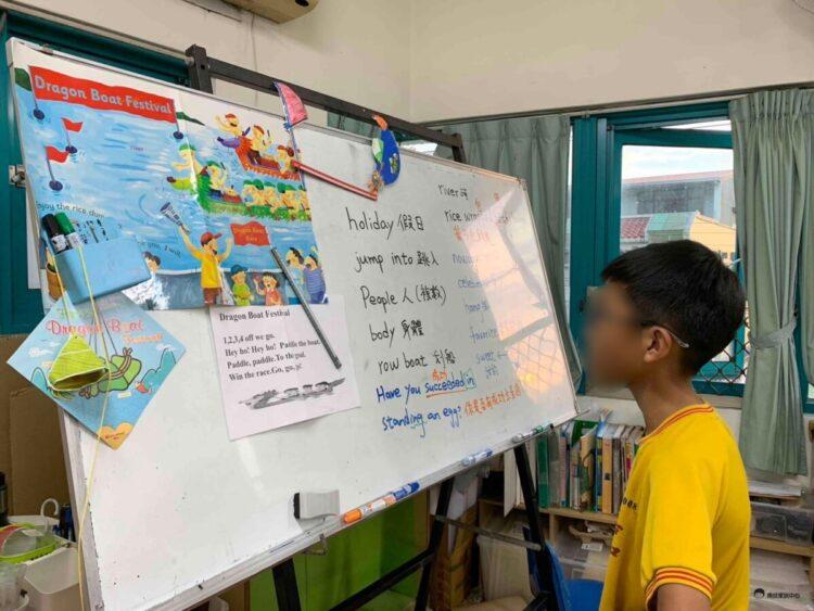 家扶兒認真背單字