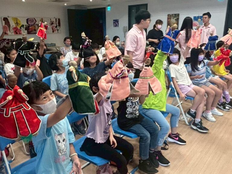 新聞照_小朋友開心親手體驗操偶