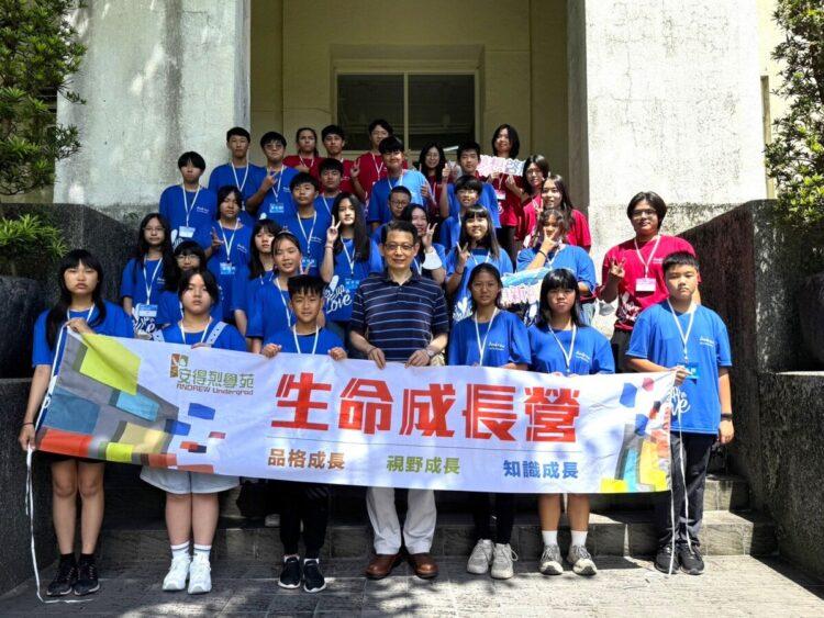 國中梯次開訓學員們開心合照。