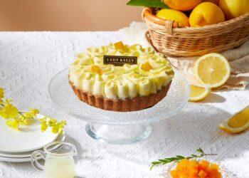 圖說：以現榨果汁與依斯尼奶油，再層層堆疊檸檬磅蛋糕與滑順酸甜內餡、酥香塔皮，是夏日輕盈甜點首選。（資料來源：LADY KELLY）