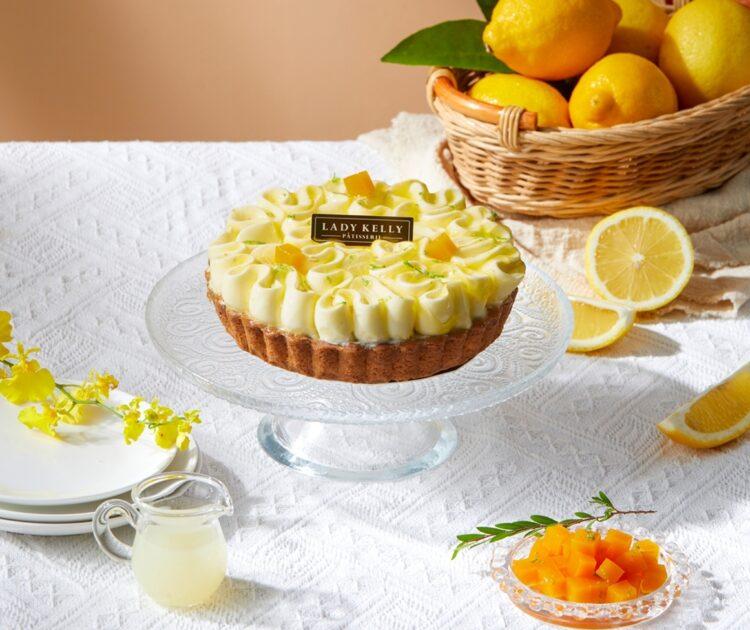圖說：以現榨果汁與依斯尼奶油，再層層堆疊檸檬磅蛋糕與滑順酸甜內餡、酥香塔皮，是夏日輕盈甜點首選。（資料來源：LADY KELLY）