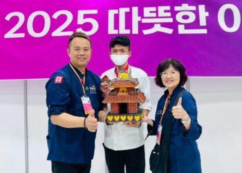 展望會服務兒童瑋瑋勇奪韓國世界美食奧林匹克翻糖蛋糕裝飾金牌，照片左方為指導老師黃裕文專技助理教授，右方為導師中華醫事科技大學餐旅系陳南吟副教授