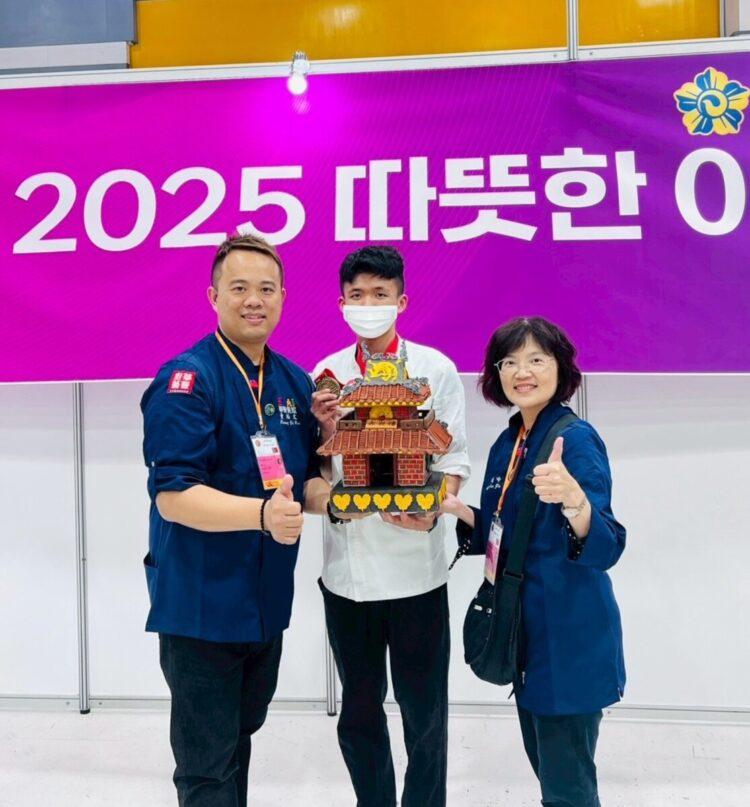 展望會服務兒童瑋瑋勇奪韓國世界美食奧林匹克翻糖蛋糕裝飾金牌,照片左方為指導老師黃裕文專技助理教授,右方為導師中華醫事科技大學餐旅系陳南吟副教授