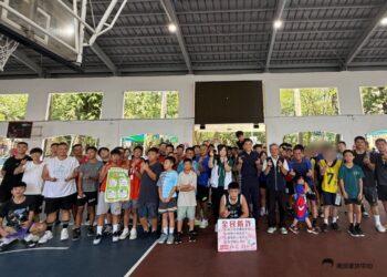 圖3球員與社區民眾全體大合照