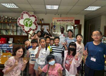 4. 超越教育奇想營學童拜訪高雄市傷殘服務協會，並正式捐贈13,670元