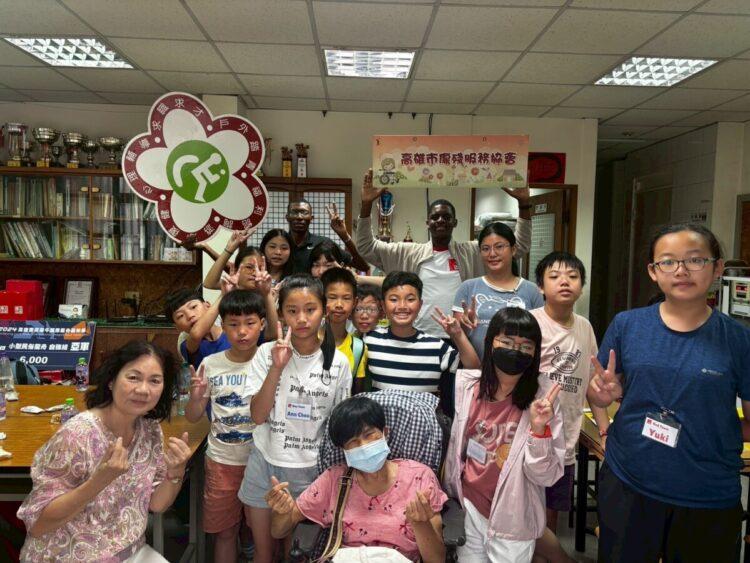4. 超越教育奇想營學童拜訪高雄市傷殘服務協會,並正式捐贈13,670元