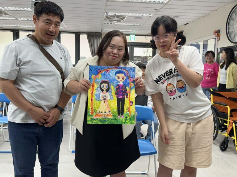唐寶寶獻上親筆畫作，祝福鄭恩惠夫婦新婚幸福