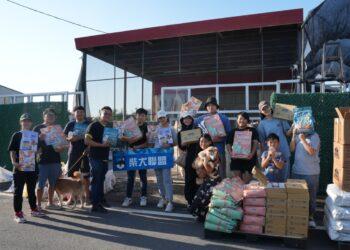 圖說：將愛心寵食分送至台南三處狗園，柴犬聯盟特別致贈感謝狀給倍力團隊，表達謝意。（資料來源：柴犬聯盟）