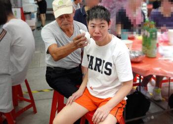 淑如八十歲的養父總是不辭辛苦地從南澳住家往返宜蘭教養院出席陪伴