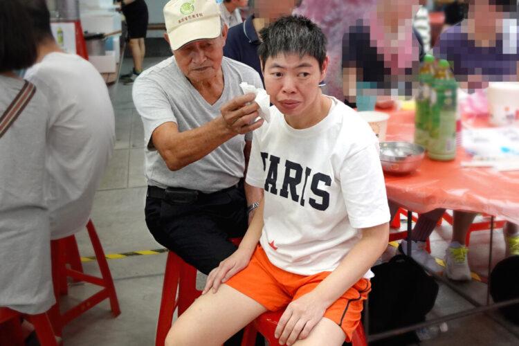 淑如八十歲的養父總是不辭辛苦地從南澳住家往返宜蘭教養院出席陪伴