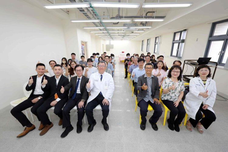 圖說：偉喬生醫攜手成大打造病毒實驗室，日前熱鬧舉辦剪綵典禮。（資料來源：成功大學）
