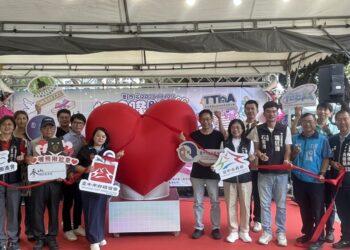 與會貴賓與長官共同啟動為愛的粉紅泡泡情人節星光市集(圖片來源/台中市好禮協會提供)