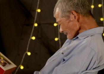 德明看著選他作為資助人的女孩照片