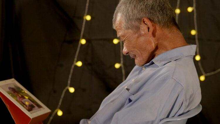 德明看著選他作為資助人的女孩照片