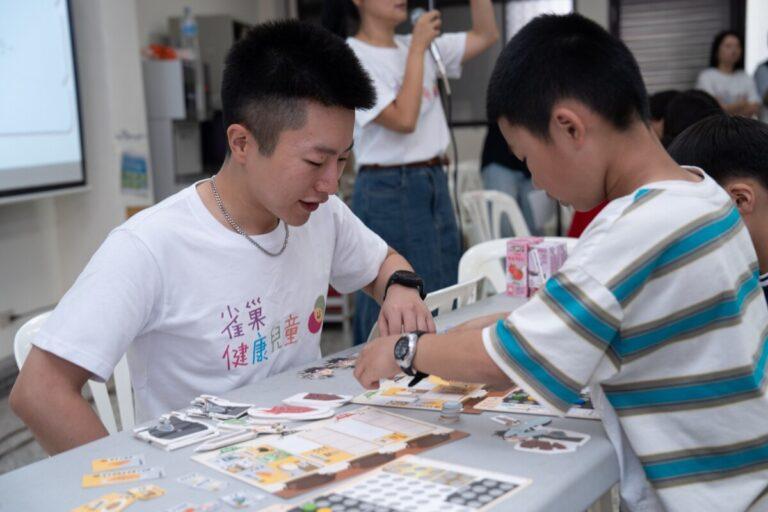 4. 2025「雀巢健康兒童計畫」透過雀巢營養學院培訓17位營養教育講師，並號召近50位的雀巢營養志工，前進家扶中心舉辦「雀巢健康兒童-《懂吃勇者》」桌遊營養教育桌遊課程。