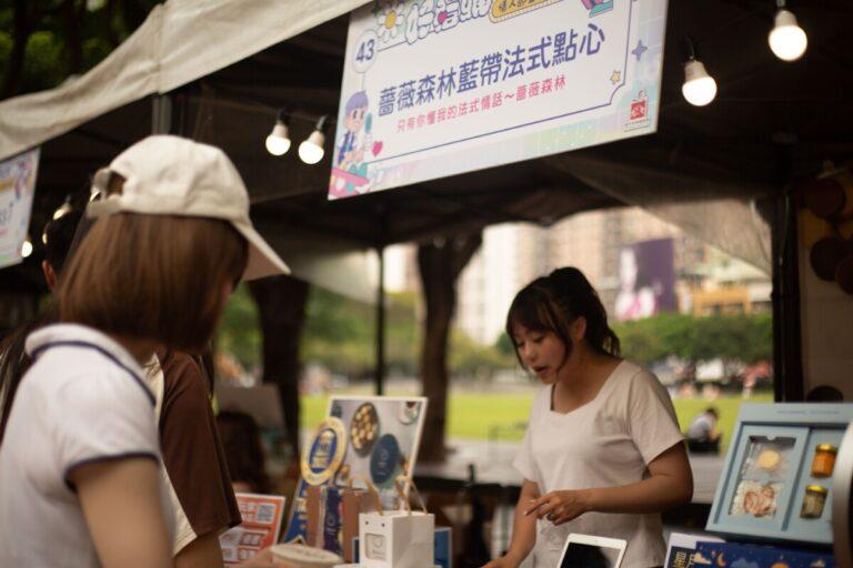 民眾到市集店家購買商品(圖片來源/台中市好禮協會提供)