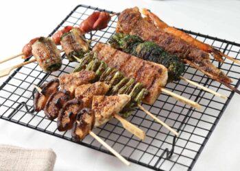 圖說：「戀愛+1串」10元銅板就能隨機抽選7款人氣串燒，實際內容依官方公布為主。（資料來源：焦糖楓）