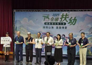 濟聖堂陳聰文先生(左2)與楷模代表齊獲殊榮堅持奉獻守護兒少