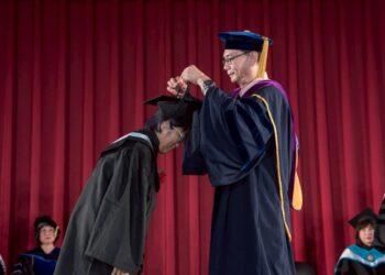 1140920國立空大畢典_為畢業生撥穗