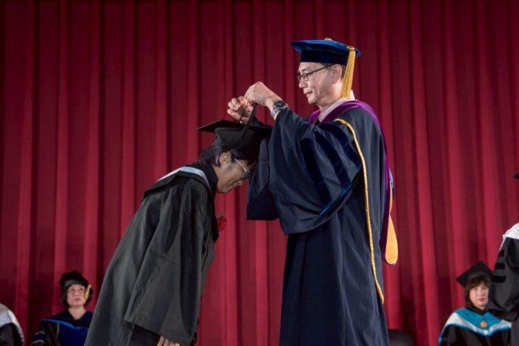 1140920國立空大畢典_為畢業生撥穗