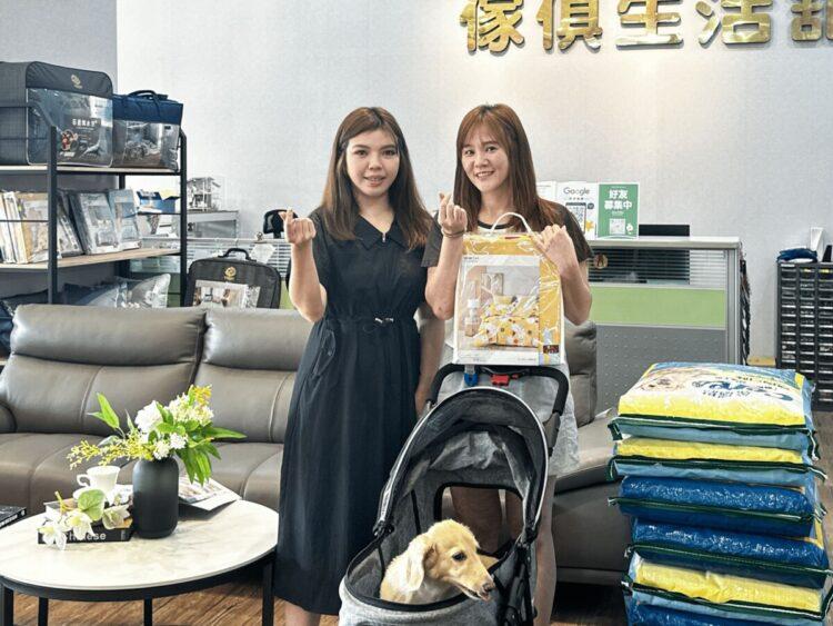 (老闆和打卡客人合照 圖/美麗家傢俱生活館提供)