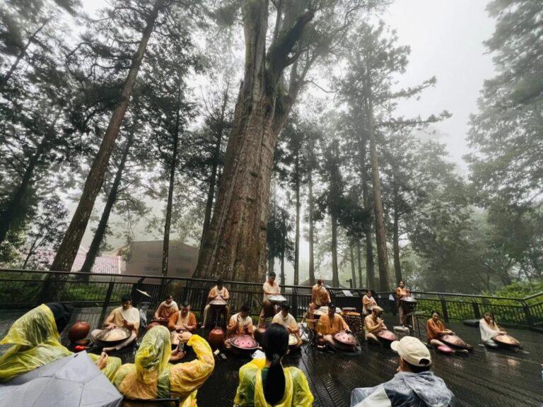 表演一開始大雨突降，觀眾撐著傘也不願離開。