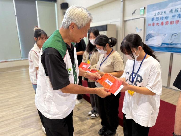 家扶兒虛心領取獎助學金 有朝一日手心向下 照亮社會各個角落