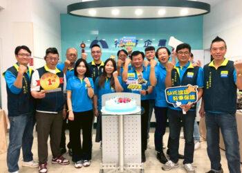 新聞圖一：SAVE認證車聯盟副總洪舜彥帶領車商慶祝加盟突破400家，展現品牌實力與團隊凝聚力，強調以服務為本穩健發展並強化中古車商加盟體系。