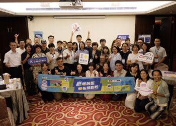 (嘉義市商圈店家享受AI共學的歡樂氣氛。圖片來源：嘉義市政府)