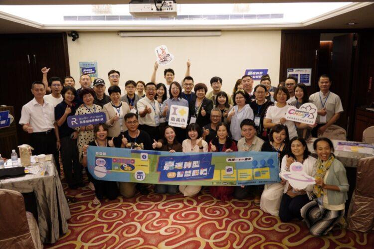(嘉義市商圈店家享受AI共學的歡樂氣氛。圖片來源:嘉義市政府)