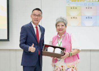 圖二：三商美邦人壽《樂齡金安心》最終場邀請到鳥來嬤-吳敏全程與長輩一同參與，左為三商美邦人壽左南興副總。