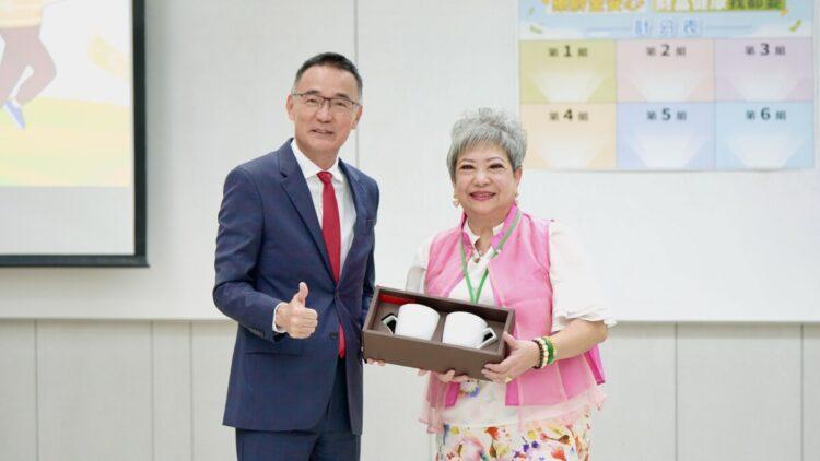 圖二：三商美邦人壽《樂齡金安心》最終場邀請到鳥來嬤-吳敏全程與長輩一同參與，左為三商美邦人壽左南興副總。