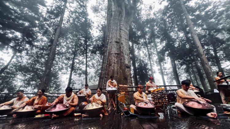 在這千年神木下,以14顆手碟演出,是全台首例 (2) (1)