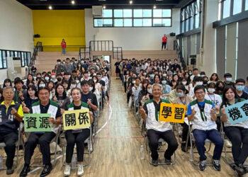 百位大專生領取獎助學金 成功