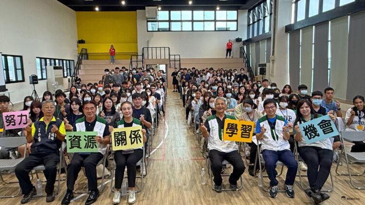 百位大專生領取獎助學金 成功